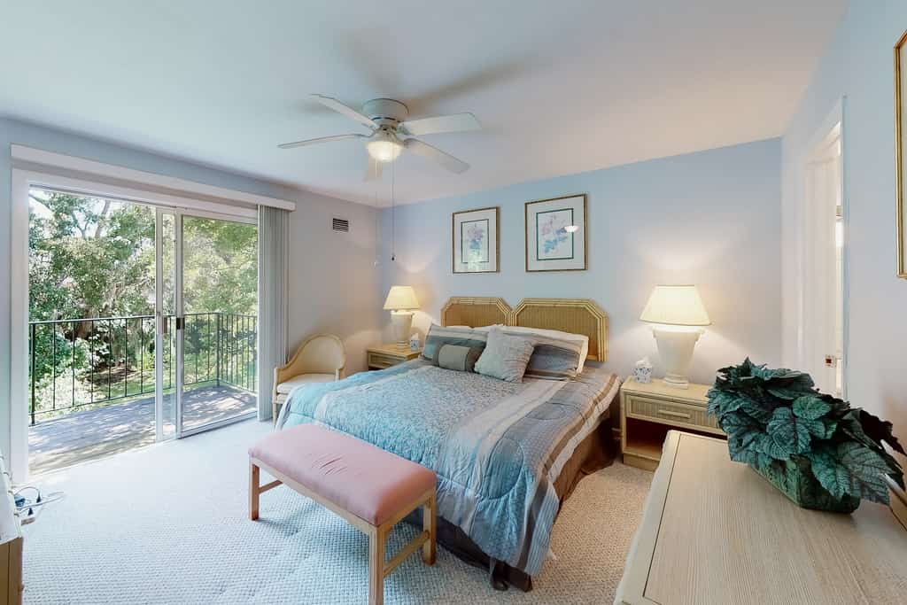 Condo with central AC, washer/dryer, shared outdoor pool, & on-site golf