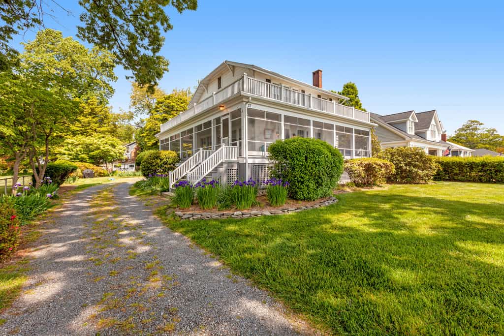 Waterfront home with scenic porches, yard, grill, jetted tub, central AC, & W/D