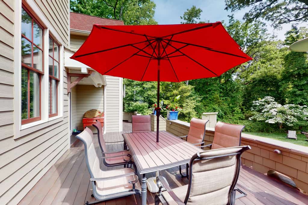3-story, dog-friendly home near beaches with home theatre, grill & gaming tables