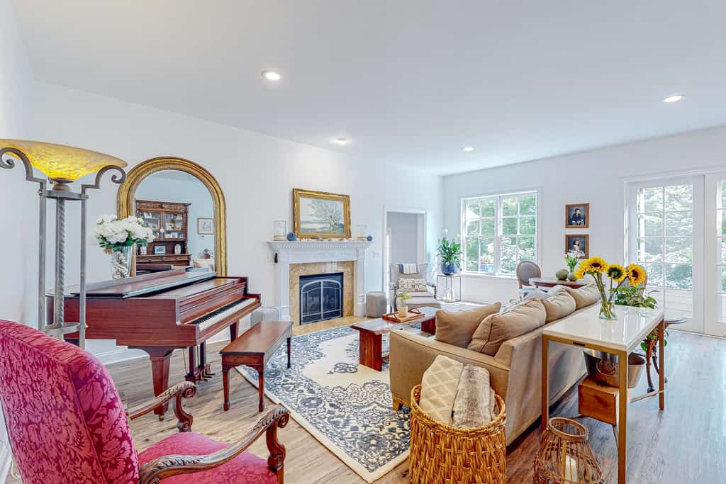 3-story, dog-friendly home near beaches with home theatre, grill & gaming tables
