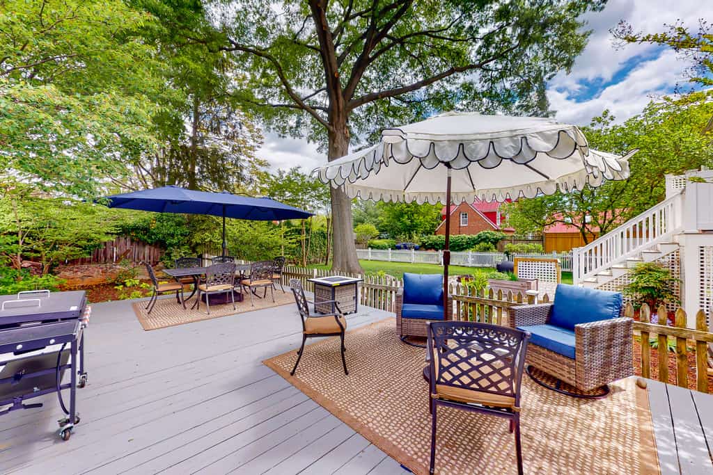 Dog-friendly house with yard, deck, firepit, washer/dryer & AC - near golf
