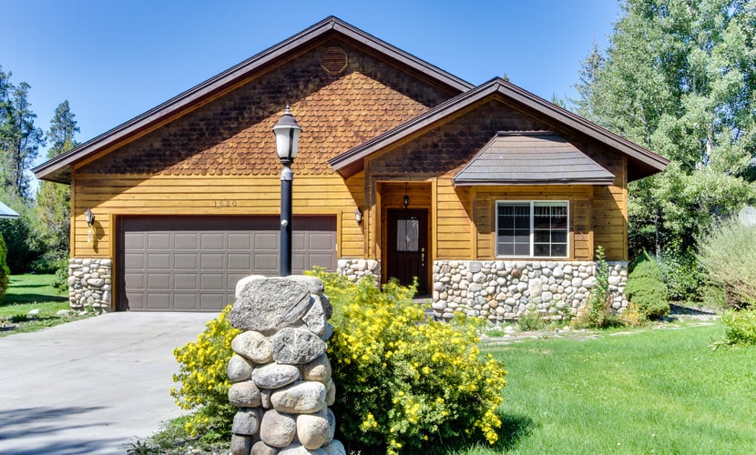 A comfortable single-story McCall home overlooking the Aspen Course at McCall Golf Club, featuring a fenced backyard, spacious patio, and easy access to Ponderosa State Park, Davis Beach, and downtown McCall. With an open-concept layout and flexible sleeping arrangements, this home is designed for relaxing mountain getaways year-round.