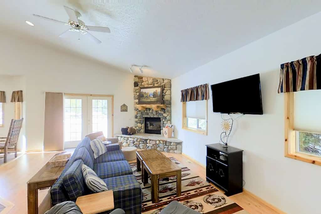 A comfortable single-story McCall home overlooking the Aspen Course at McCall Golf Club, featuring a fenced backyard, spacious patio, and easy access to Ponderosa State Park, Davis Beach, and downtown McCall. With an open-concept layout and flexible sleeping arrangements, this home is designed for relaxing mountain getaways year-round.