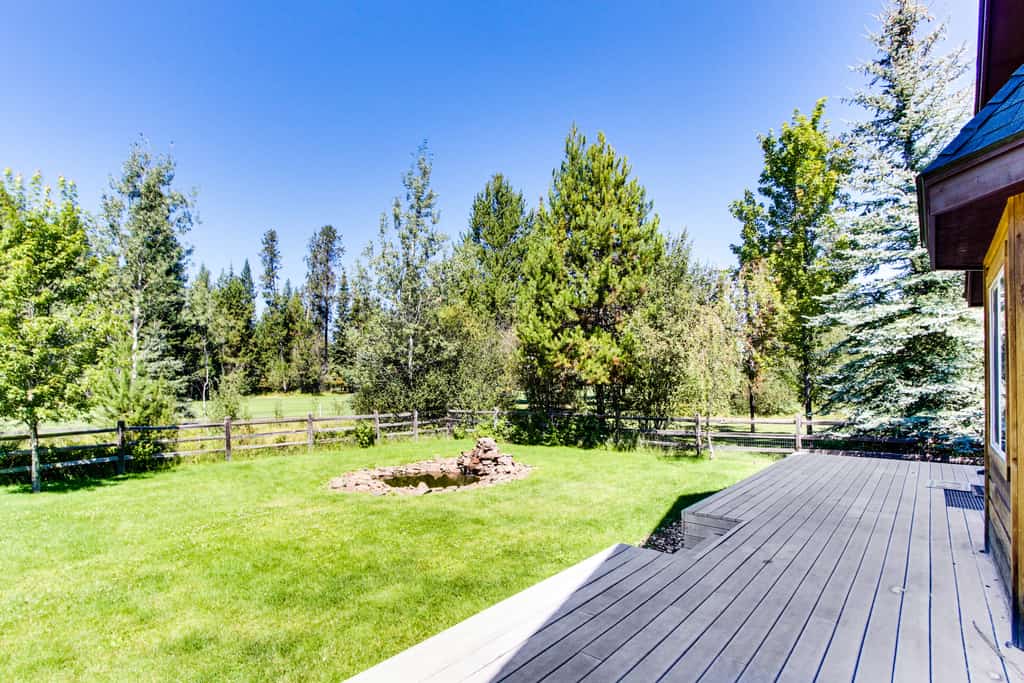 A comfortable single-story McCall home overlooking the Aspen Course at McCall Golf Club, featuring a fenced backyard, spacious patio, and easy access to Ponderosa State Park, Davis Beach, and downtown McCall. With an open-concept layout and flexible sleeping arrangements, this home is designed for relaxing mountain getaways year-round.