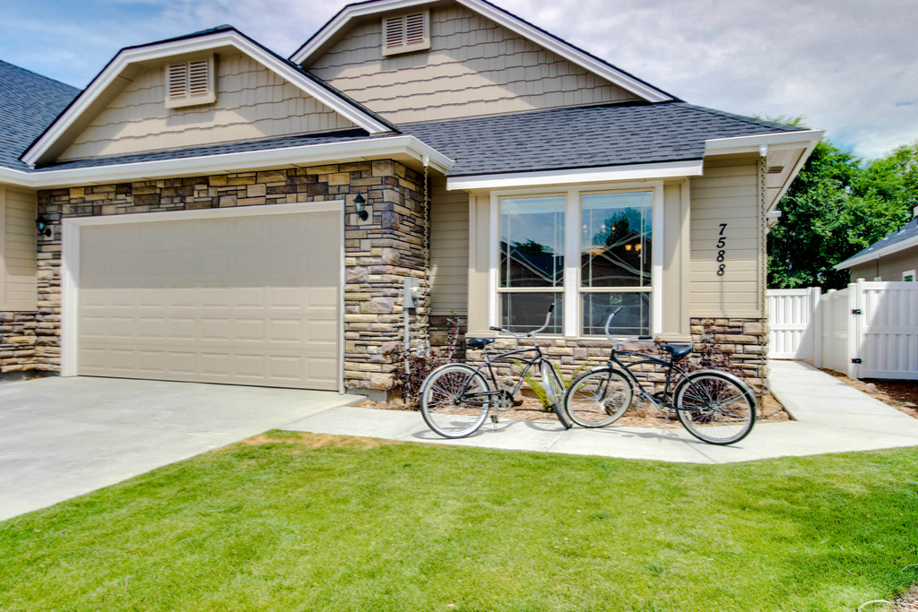 Boise Townhome Fenced Yard Patio & Fireplace
