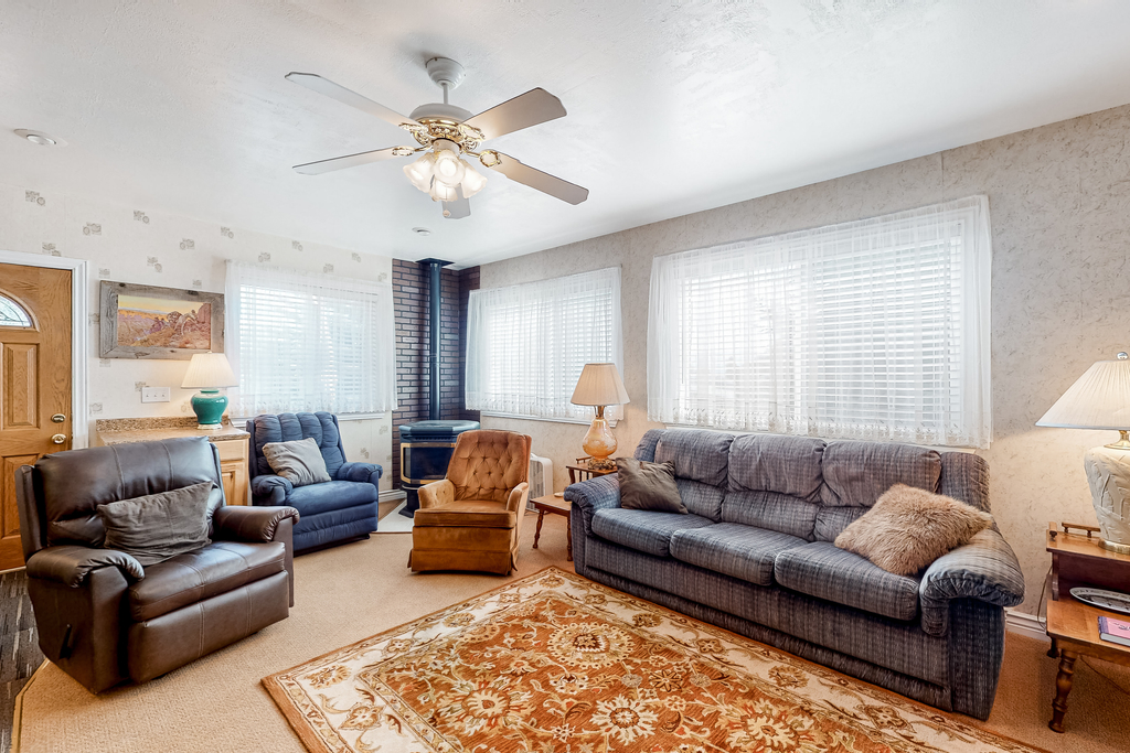 Downtown Cascade Cottage | Walk to Lake & Shops