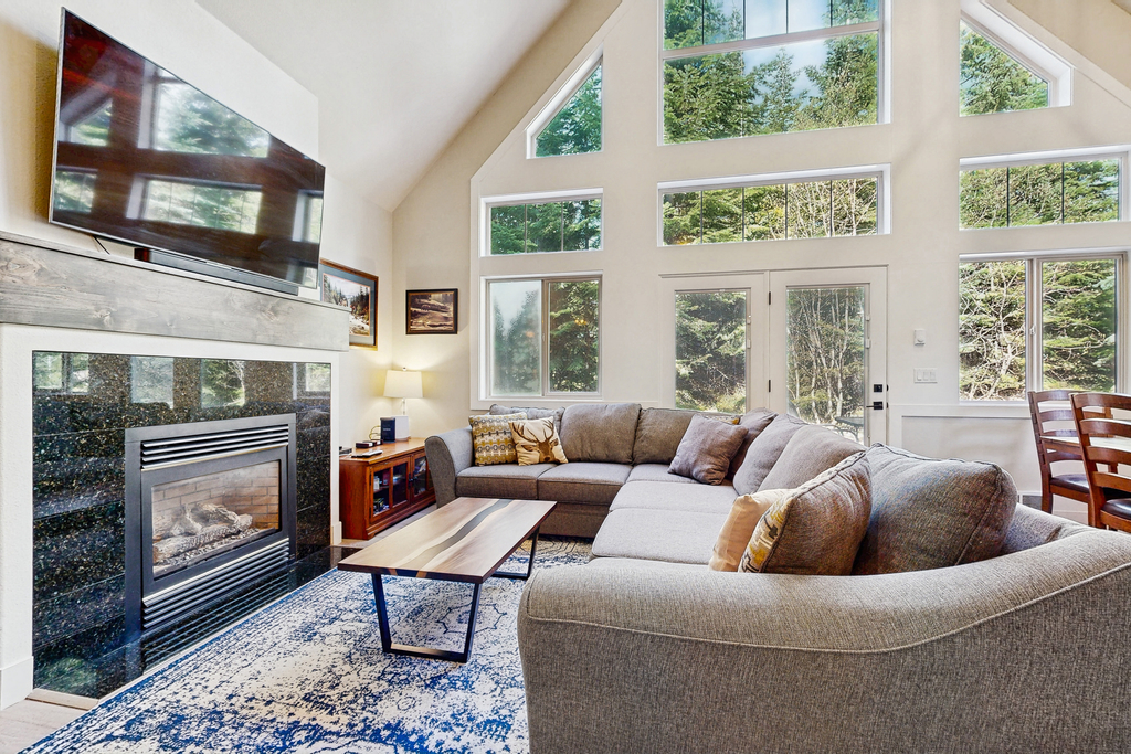 McCall Modern 3BR Cabin | Pool & Hot Tub Access