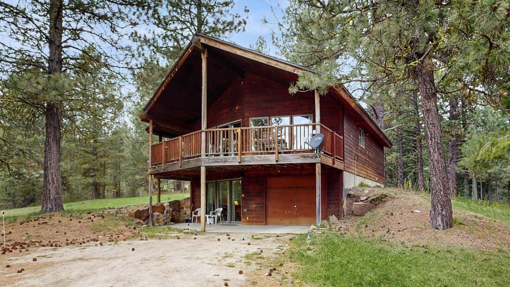 Cascade Cabin | Deck, 2 Living Rooms + Fireplaces
