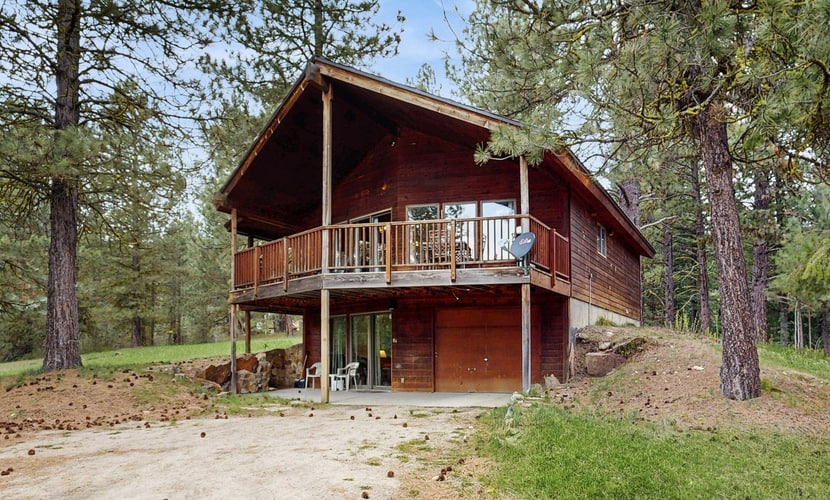 A true mountain cabin tucked in the trees just 3 miles from downtown Cascade and near Lake Cascade. With two separate living rooms, a wraparound deck, and warm wood interiors throughout, this home offers a comfortable and classic mountain stay with space to gather and unwind.