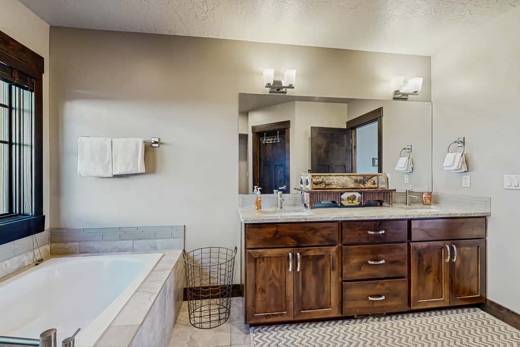Tamarack Ski-In/Out Cabin, Hot Tub, Sleeps 8