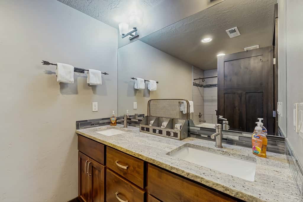 Tamarack Ski-In/Out Cabin, Hot Tub, Sleeps 8