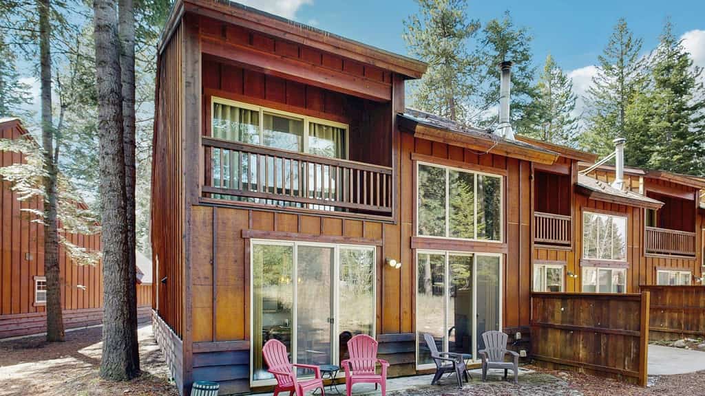 A centrally located golf course retreat overlooking the fourth hole of McCall Golf Club. This cozy home features vaulted ceilings, floor-to-ceiling windows, a private patio with outdoor seating, and a loft workspace. Located just a short drive from downtown McCall, Payette Lake, restaurants, shops, and year-round recreation.