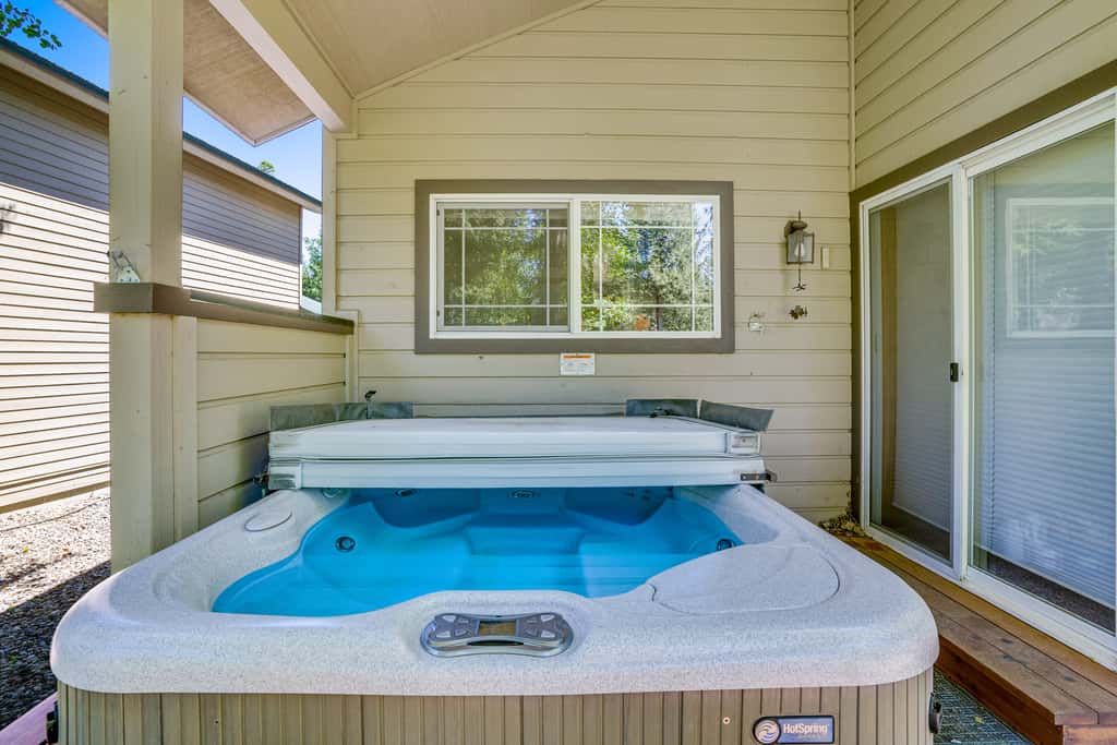 McCall Golf Retreat | Hot Tub & Fairway Views