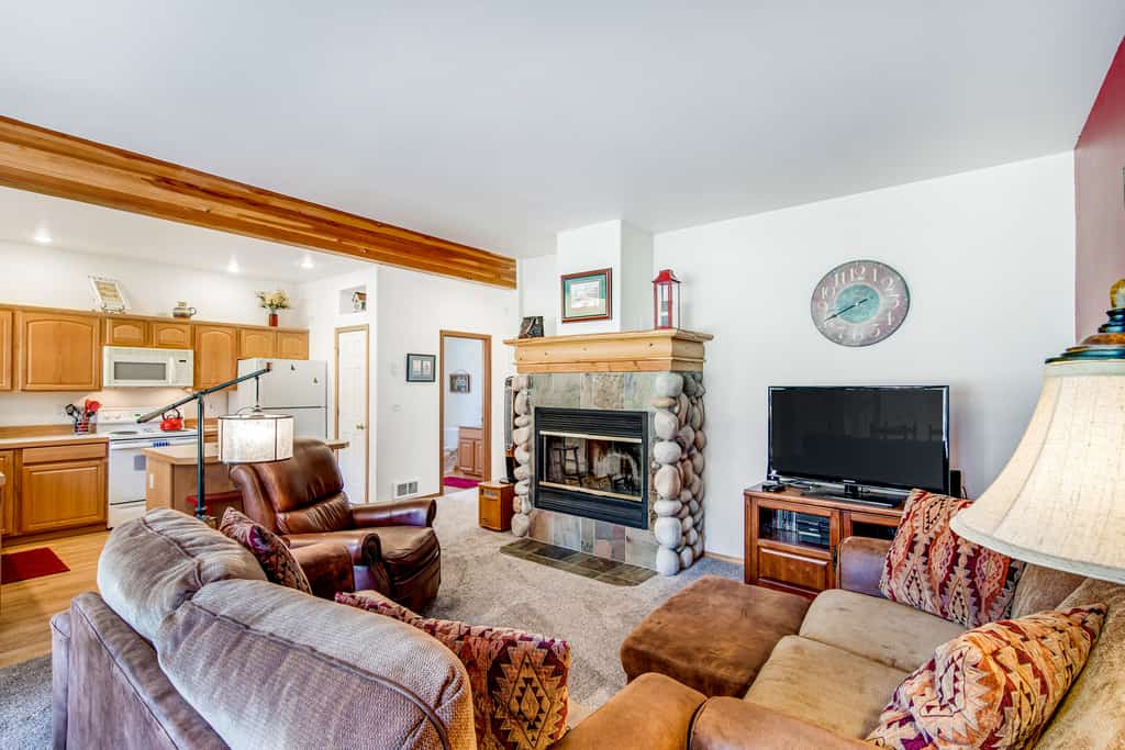 A comfortable golf course retreat with a private hot tub, fairway views, and easy access to downtown McCall and Payette Lake. Three upstairs bedrooms, an open-concept main living area, and multiple outdoor spaces make this home a relaxing base for families and small groups year-round.