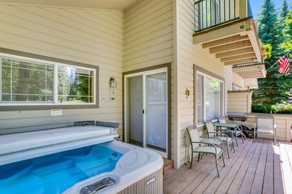 A comfortable golf course retreat with a private hot tub, fairway views, and easy access to downtown McCall and Payette Lake. Three upstairs bedrooms, an open-concept main living area, and multiple outdoor spaces make this home a relaxing base for families and small groups year-round.