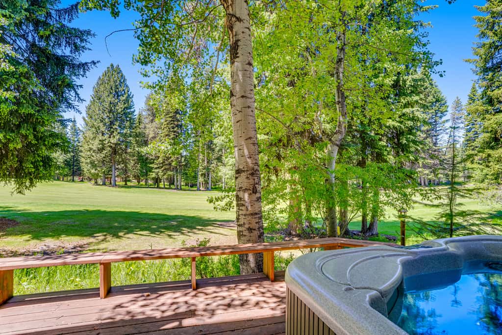 McCall Golf Retreat | Hot Tub & Fairway Views