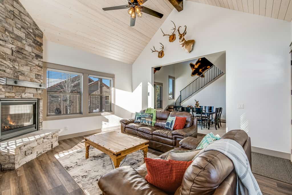 A spacious, pet-friendly McCall retreat with a private hot tub, vaulted ceilings, and a separate bunk and hangout room above the garage. Designed for larger groups, the home features multiple gathering spaces, oversized leather seating, and a quiet location close to Ponderosa State Park trails and the McCall Golf Club.