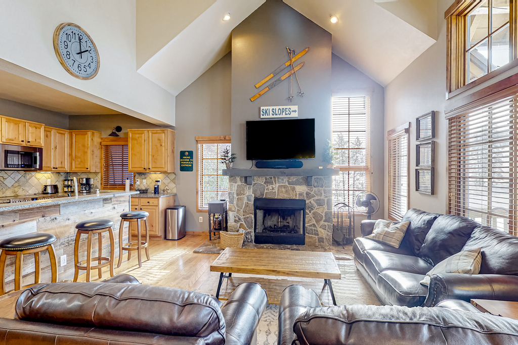 Tamarack Chalet, Hot Tub, Ski-In/Out, Sleeps 8