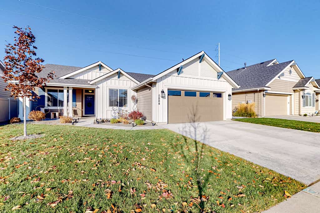 This comfortable 3-bedroom, 2-bathroom Meridian home, conveniently located near parks, golf, and local attractions. The home features two separate living areas, a fully equipped kitchen, and a private primary suite with a soaking tub and walk-in shower. Outside, enjoy a fenced backyard with a covered gazebo, gas grill, and outdoor seating. A great home base for exploring Meridian and the Treasure Valley.