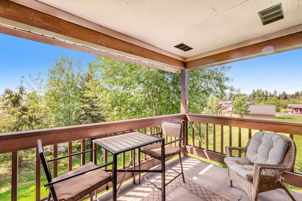A spacious third-floor McCall condo just steps from Payette Lake, Mile High Marina, parks, restaurants, and downtown shopping. Featuring a stone fireplace, oversized sectional, private balcony, and a large primary suite, this comfortable mountain retreat offers an ideal location for enjoying everything McCall has to offer year-round.