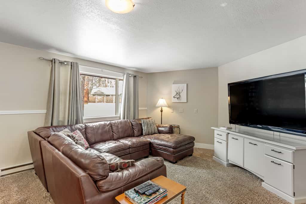 A spacious McCall home with room for families and groups to spread out comfortably. Multiple living spaces, a loft sleeping area, foosball table, and covered upper deck make it easy to relax after days spent exploring McCall, Payette Lake, and Ponderosa State Park. Conveniently located near downtown with air conditioning, outdoor seating, and dog-friendly accommodations.