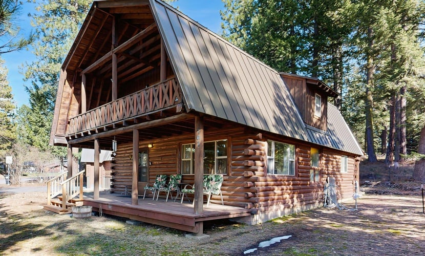 A spacious McCall home with room for families and groups to spread out comfortably. Multiple living spaces, a loft sleeping area, foosball table, and covered upper deck make it easy to relax after days spent exploring McCall, Payette Lake, and Ponderosa State Park. Conveniently located near downtown with air conditioning, outdoor seating, and dog-friendly accommodations.