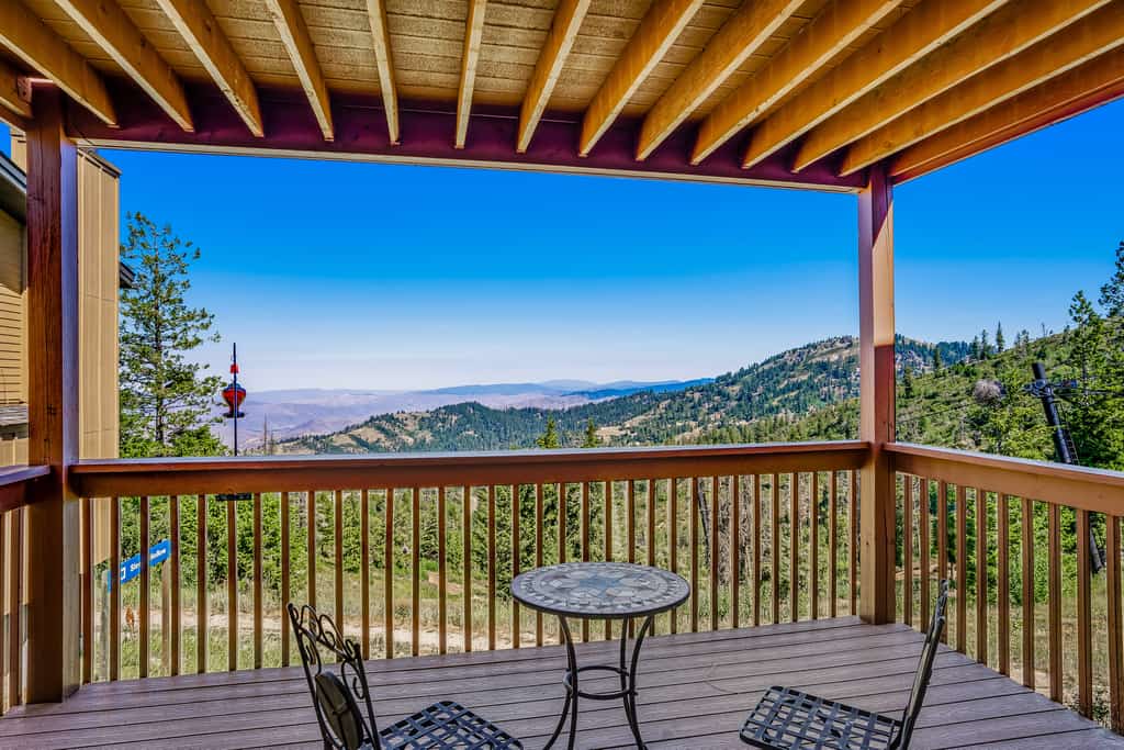 Stay slopeside at this first-floor ski-in/ski-out studio in the heart of Bogus Basin. Perfect for couples, families, or small groups, this mountain retreat offers direct access to the slopes, a cozy wood-burning fireplace, private deck with sweeping Horseshoe Bend Valley views, and flexible sleeping arrangements. Spend the day skiing, hiking, or mountain biking, then relax in the comfort of your mountain getaway just 20 miles from downtown Boise.
