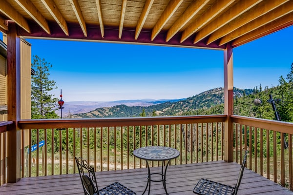 Stay slopeside at this first-floor ski-in/ski-out studio in the heart of Bogus Basin. Perfect for couples, families, or small groups, this mountain retreat offers direct access to the slopes, a cozy wood-burning fireplace, private deck with sweeping Horseshoe Bend Valley views, and flexible sleeping arrangements. Spend the day skiing, hiking, or mountain biking, then relax in the comfort of your mountain getaway just 20 miles from downtown Boise.
