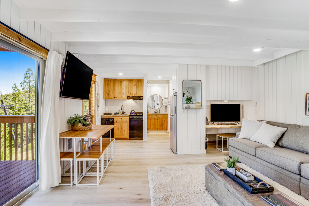Ski-In Ski-Out Bogus Basin Studio, Sleeps 8, Views