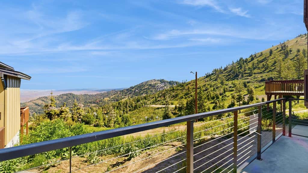 Ski-In Ski-Out Bogus Basin Studio, Sleeps 8, Views