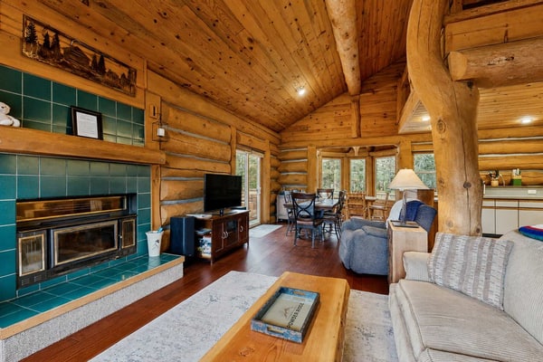 Classic log cabin in McCall with a private hot tub, large yard, and cozy mountain charm throughout. Featuring vaulted ceilings, multiple gathering spaces, flexible sleeping arrangements for larger groups, and a location just minutes from Payette Lake, this dog-friendly retreat is designed for memorable mountain getaways year-round.