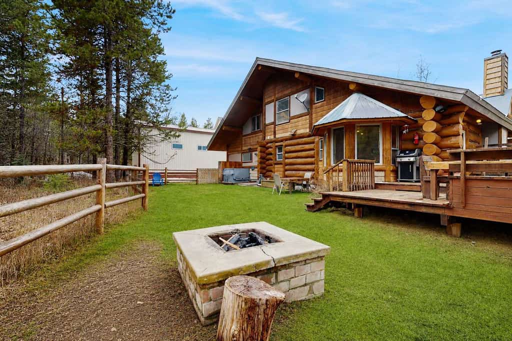 Classic log cabin in McCall with a private hot tub, large yard, and cozy mountain charm throughout. Featuring vaulted ceilings, multiple gathering spaces, flexible sleeping arrangements for larger groups, and a location just minutes from Payette Lake, this dog-friendly retreat is designed for memorable mountain getaways year-round.