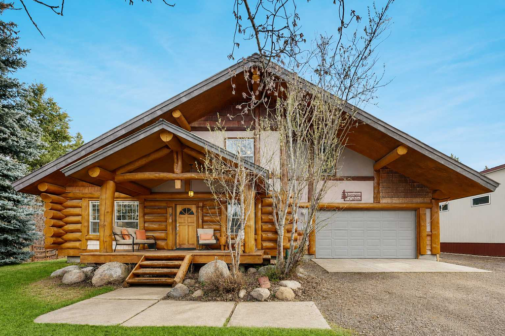 Log Cabin Retreat | Hot Tub, Fire Pit & Near Lake