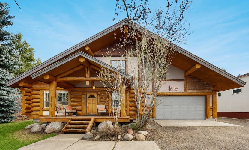 Classic log cabin in McCall with a private hot tub, large yard, and cozy mountain charm throughout. Featuring vaulted ceilings, multiple gathering spaces, flexible sleeping arrangements for larger groups, and a location just minutes from Payette Lake, this dog-friendly retreat is designed for memorable mountain getaways year-round.