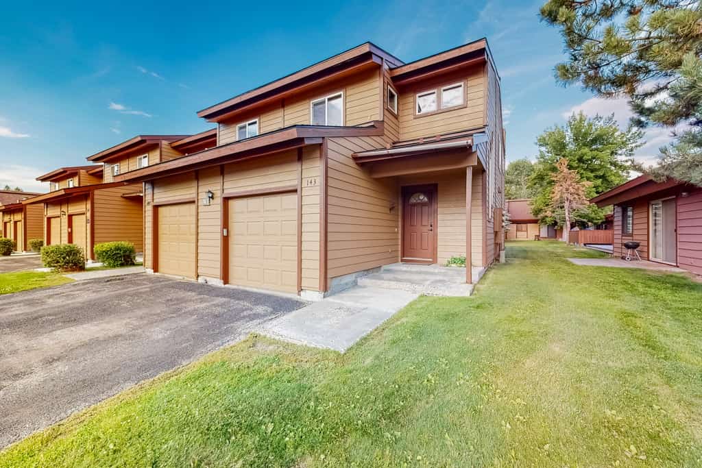 Right in the heart of McCall, this bright Aspen Village townhome puts the best of the area within easy reach. Walk to Payette Lake, downtown restaurants, coffee shops, and nearby parks, then come home to enjoy resort-style community amenities including indoor and outdoor pools, a hot tub, sauna, fitness center, and sports courts. With a cozy fireplace, private patio, and family-friendly layout, it’s an easy home base for relaxing mountain getaways in every season.