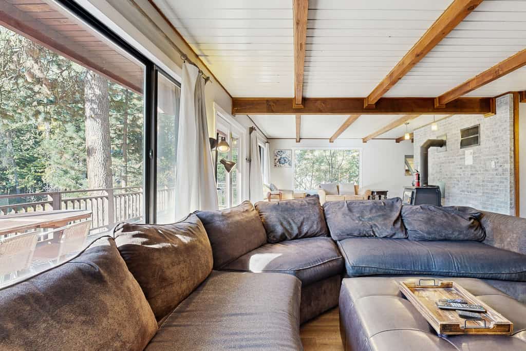 A spacious, pet-friendly McCall cabin tucked among towering Ponderosa pines, featuring a fenced backyard, private hot tub, air conditioning, and room for the whole group. With vaulted ceilings, large windows throughout the main living spaces, and an easy walk to the lake and downtown McCall, this classic cabin is designed for comfortable mountain getaways year-round.