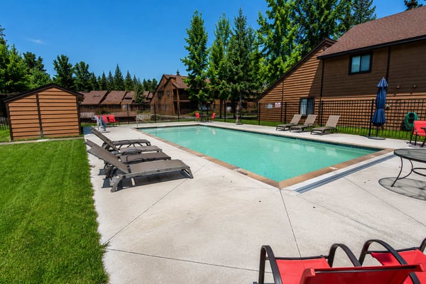 A comfortable condo in the Aspens, just a short walk from Davis Beach and Payette Lake. This two-bedroom condo features vaulted ceilings, a loft hangout space, wood stove, jetted tub, private deck with grill, and access to the Aspens community amenities including a seasonal outdoor pool, tennis court, picnic areas, and open green space.