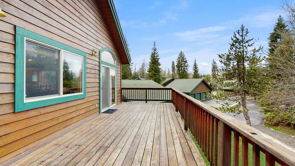 A cozy, quintessential McCall cottage in Spring Mountain Ranch with a loft, large deck, and comfortable living spaces. Enjoy access to community amenities including a pool, hot tub, fitness center, and tennis/pickleball courts, all just minutes from downtown McCall and Payette Lake.