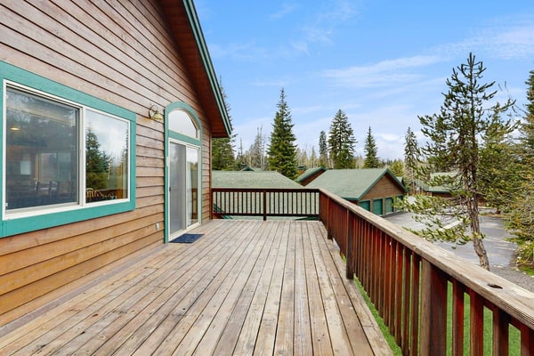 A cozy, quintessential McCall cottage in Spring Mountain Ranch with a loft, large deck, and comfortable living spaces. Enjoy access to community amenities including a pool, hot tub, fitness center, and tennis/pickleball courts, all just minutes from downtown McCall and Payette Lake.