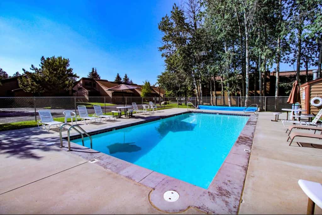 Located in Aspen Village, two-level condo gives you access to pools, hot tub, sauna, gym, and courts, along with a layout that works well for families or groups. Two queen bedrooms with ensuite bathrooms are on the main level, and the upstairs loft offers a futon, bumper pool, foosball, and games for added space and entertainment.
