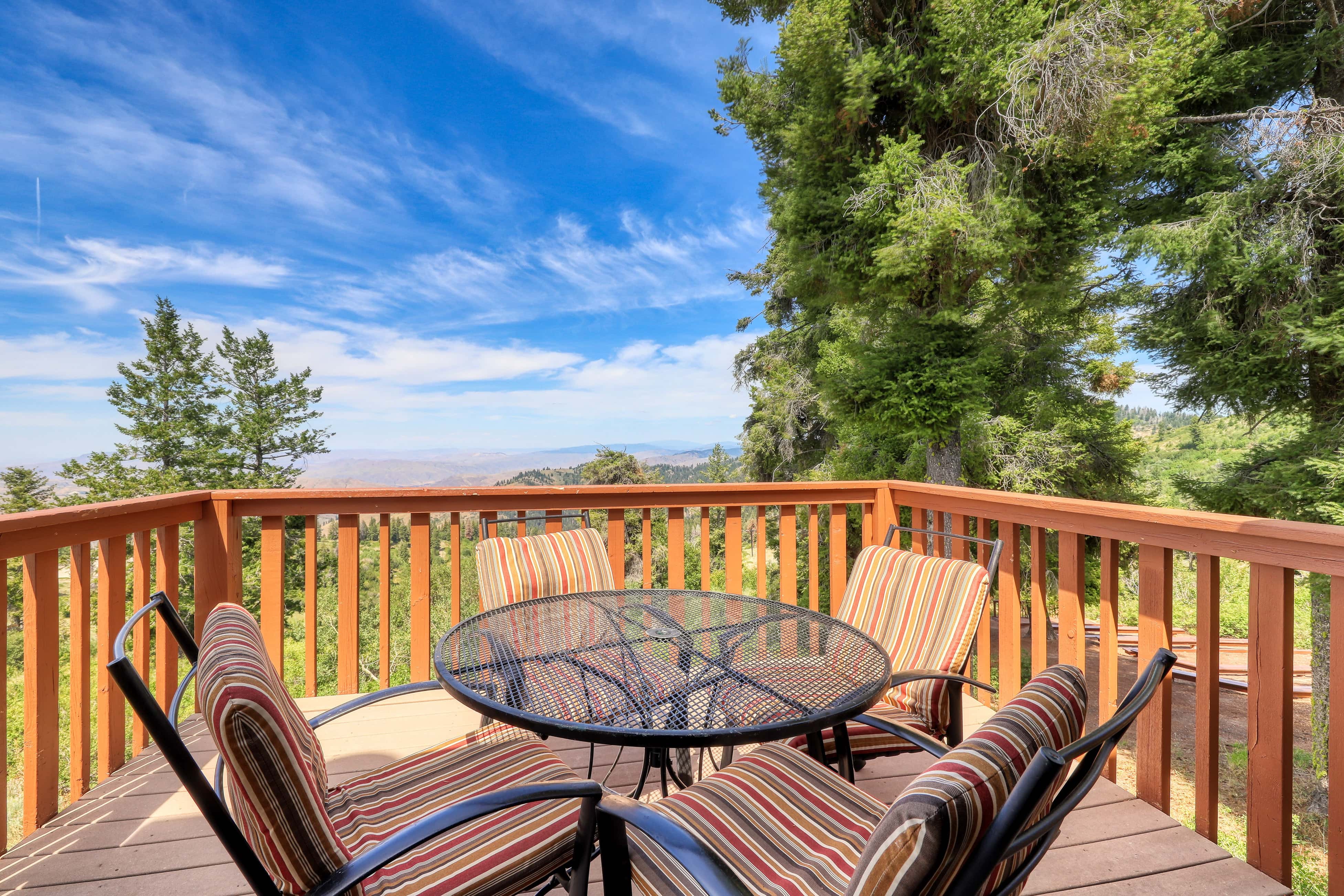Mountain Condo Ski Access & Sunset Deck