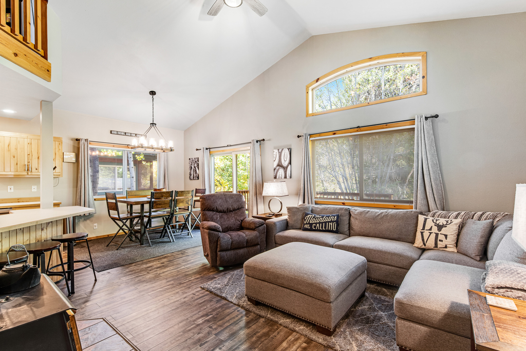 Cozy 3BR McCall Cabin | Pool, Hot Tub Access