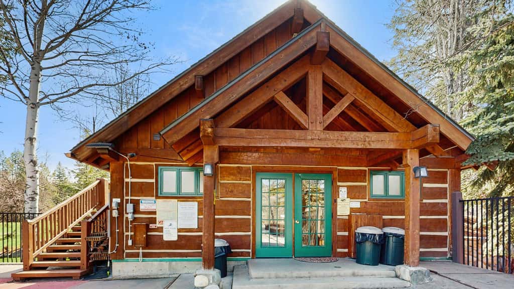 Cozy 3BR McCall Cabin | Pool, Hot Tub Access