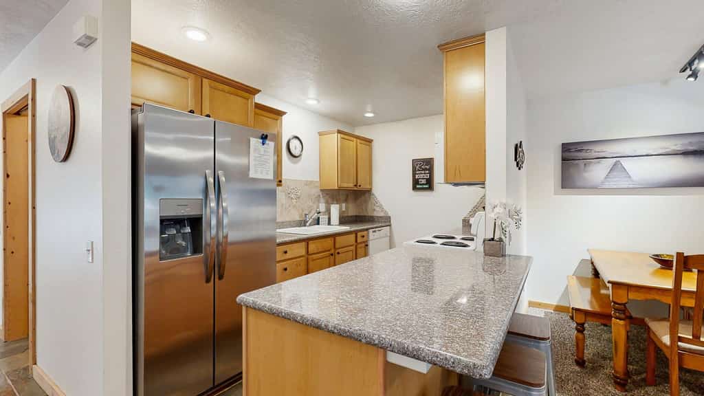 A bright and comfortable McCall condo just minutes from Payette Lake, downtown dining, and year-round recreation. This two-bedroom retreat features a king suite, cozy fireplace, covered patio with grill, and wooded views from every room. Designed for relaxing after days spent exploring McCall, Brundage Mountain, nearby golf courses, and local hot springs.