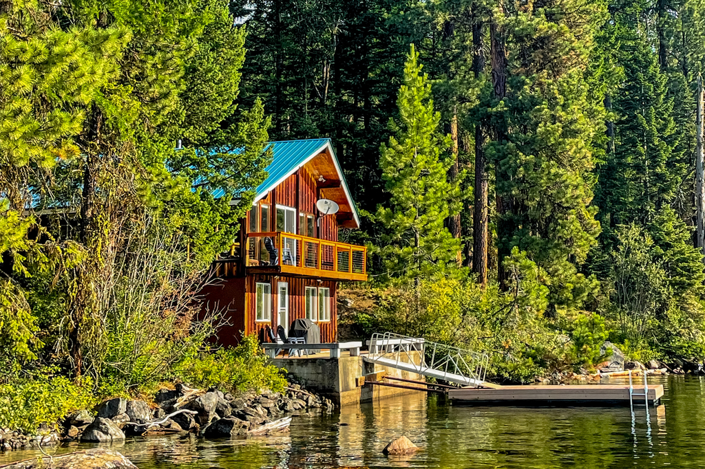 Secluded Lakeside Cabin, Dock, Deck, Lake Views
