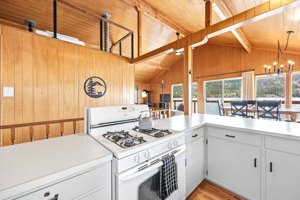Secluded Lakeside Cabin, Dock, Deck, Lake Views