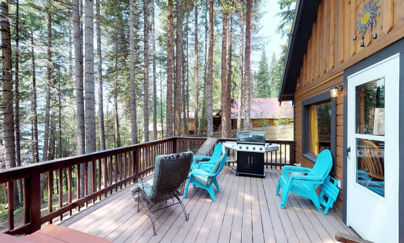 Classic lakefront cabin with a private dock, large deck, and direct access to Payette Lake. This nostalgic McCall retreat combines cozy cabin charm with beautiful lake views, updated beds, and an unbeatable waterfront setting just steps from the water.