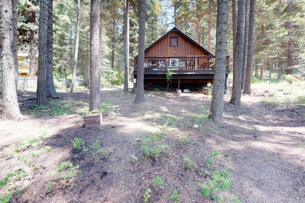 Classic lakefront cabin with a private dock, large deck, and direct access to Payette Lake. This nostalgic McCall retreat combines cozy cabin charm with beautiful lake views, updated beds, and an unbeatable waterfront setting just steps from the water.