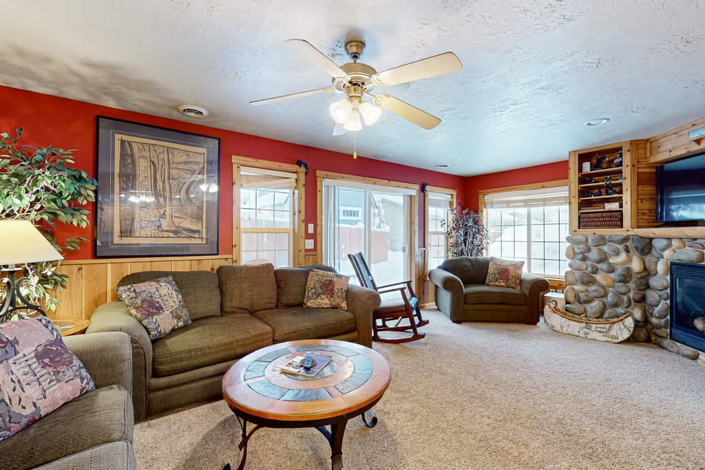 3BR Retreat | AC, Fireplace, Walk to Payette Lake