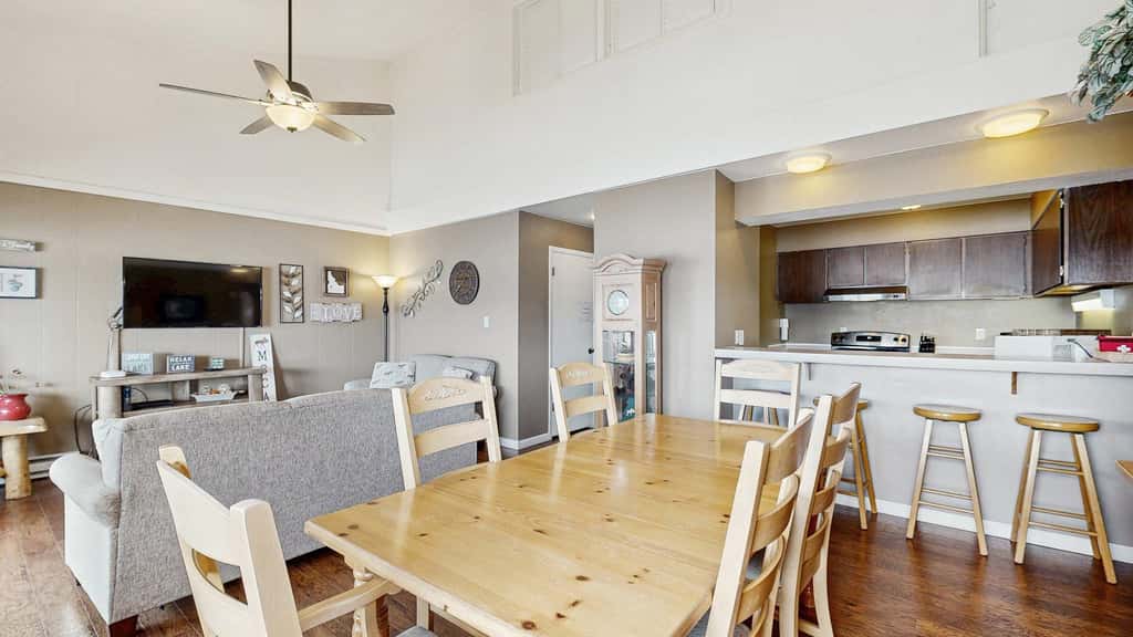 Lakefront McCall Condo, Pool, Beach, Walk to Town